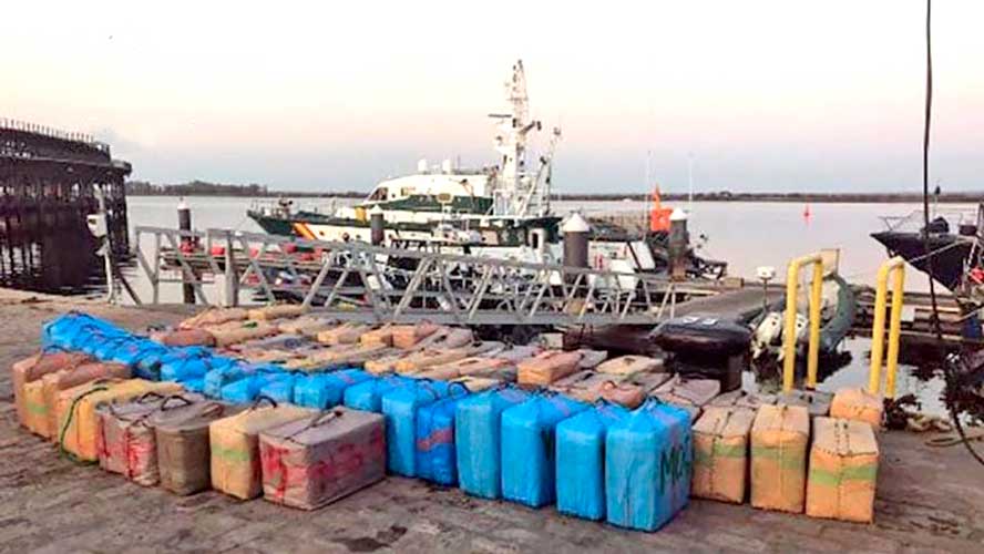 Cuatro detenidos tras intervenir 5.400 kilos de hachís de un pesquero en aguas cercanas a Isla Cristina