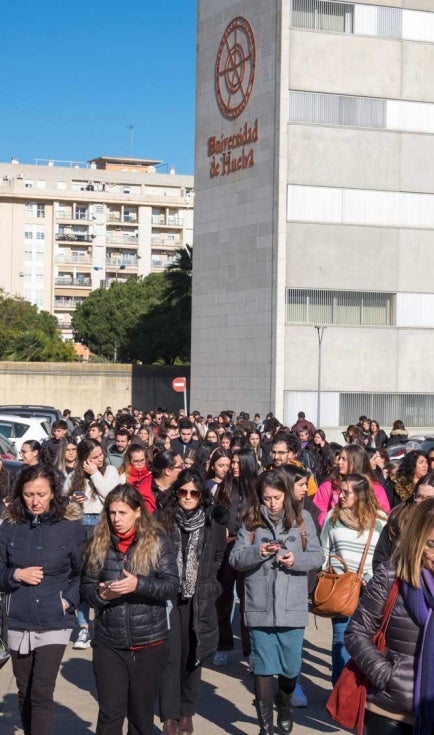 La comunidad universitaria enmudece ante la tragedia del piso de estudiantes en Huelva