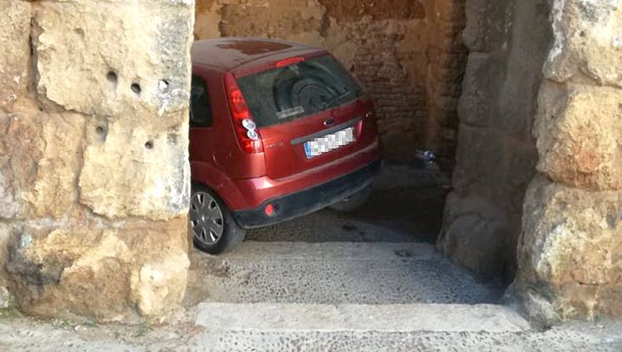Empotra su coche contra la Puerta del Agua de Niebla al confundirla con la de Sevilla