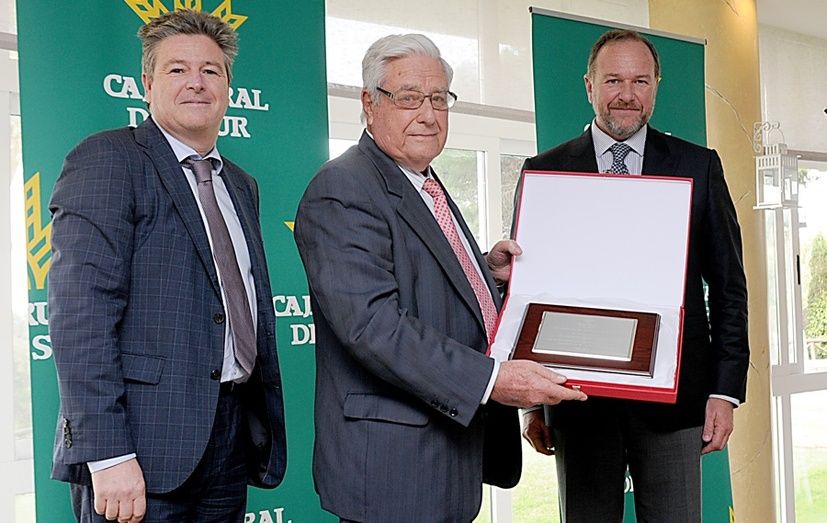 Caja Rural homenajea a García Palacios con un busto en su sede de la capital