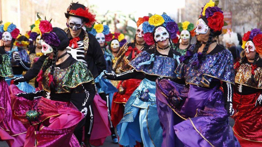 Multitudinaria cabalgata carnavalera en Isla Cristina