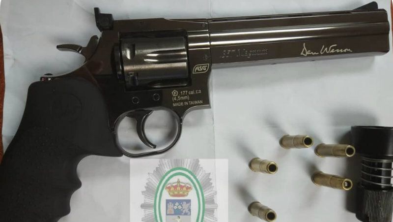 Detienen a un hombre que tenía amenazado a todo el bloque y que quebrantó una orden de alejamiento