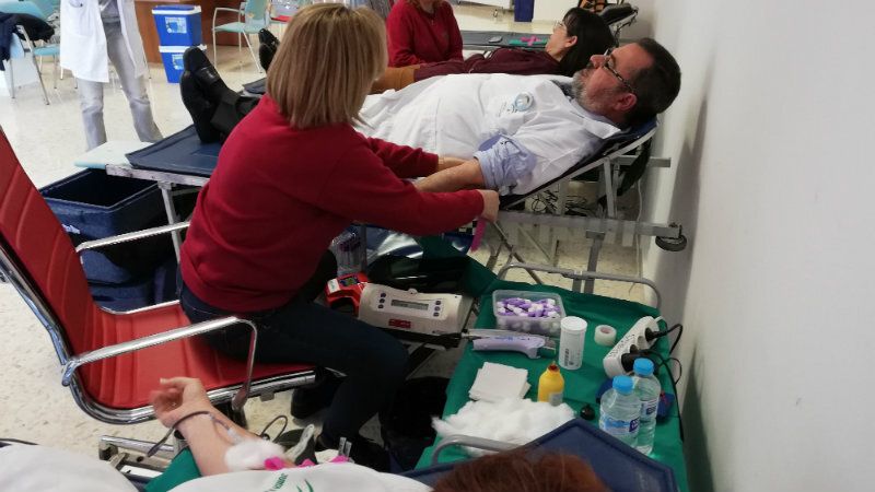 Profesionales y familiares protagonizan la primera colecta de sangre del Hospital Infanta Elena