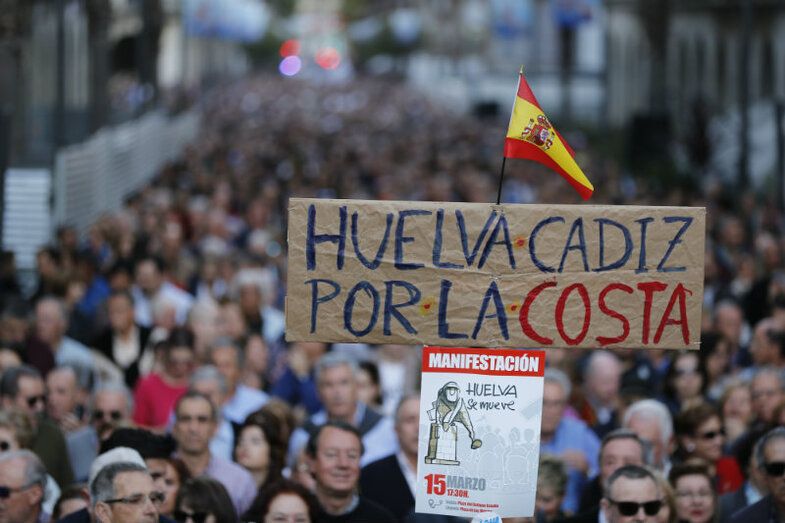 Huelva hace de su indignación movimiento