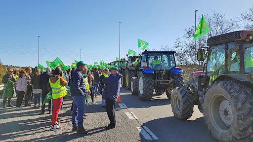 Llaman a cortar el jueves la A-49 con un tractorada 'histórica'