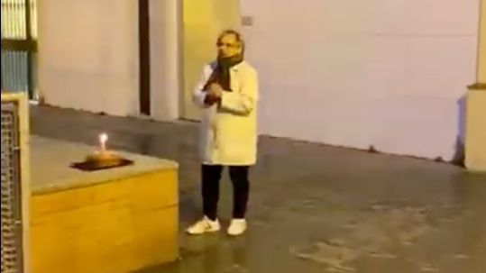 La sorpresa de sus vecinos a Pili por sus 69 años en pleno confinamiento