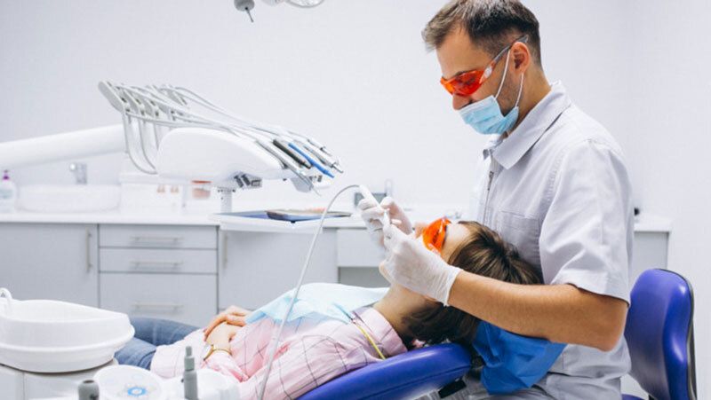 Los dentistas piden cerrar las clínicas dentales y solo atender urgencias