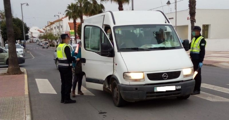 Jóvenes consumiendo estupefacientes, el que salió a fumar o daba vueltas con el coche, entre los 60 denunciados en Cartaya