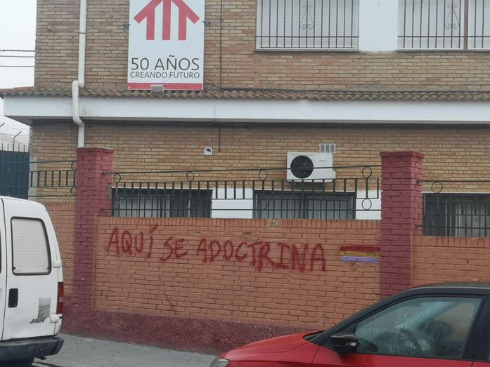 Un docente del Colegio Salesiano, en defensa de su centro tras una pintada