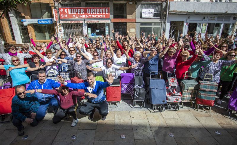 150 mayores disfrutan de una animada sesión de Zumba Fitness en el Mercado del Carmen