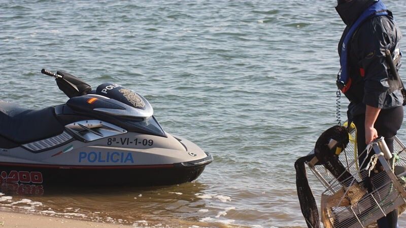Sancionan a 11 personas por mariscar sin licencia en la desembocadura del río Piedras