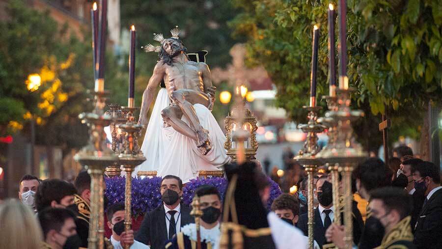 Jesús de la Providencia protagoniza un via crucis tan agridulce como histórico