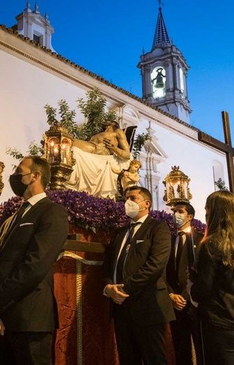 Jesús de la Providencia protagoniza un via crucis tan agridulce como histórico