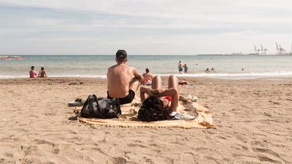 Desde este miércoles el uso de la mascarilla es obligatorio en la playa, la piscina o el campo pero no para hacer deporte al aire libre