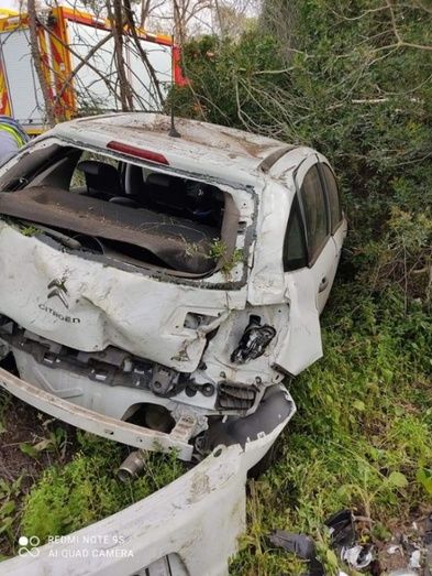 Una persona herida tras salirse de la N-431 y estamparse contra un árbol