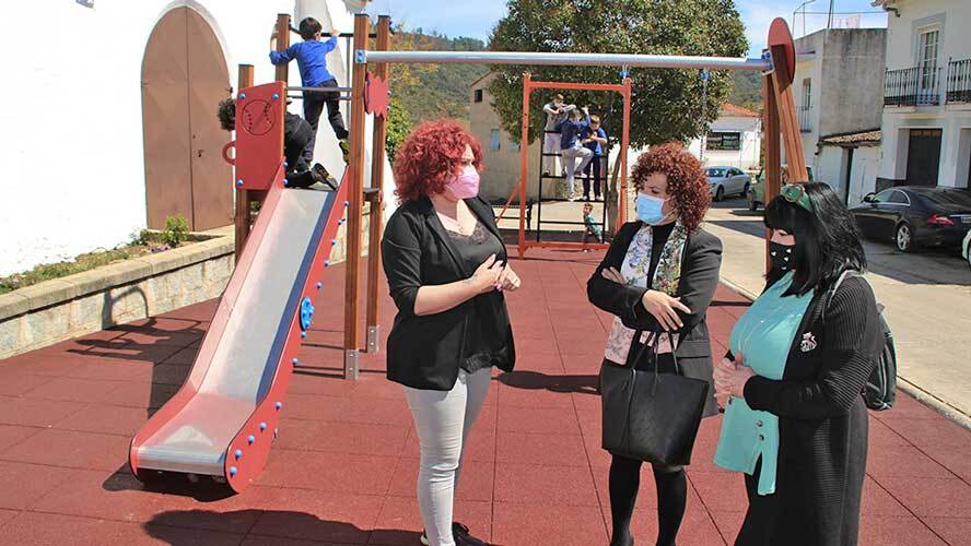 La presidenta de la Diputación inaugura en La Nava un parque infantil financiado con fondos del ayuntamiento y del Plan Funciona