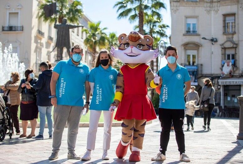 La tigresa de bengala 'Onuba' llega a Huelva y conquista a los ciudadanos que paseaban por el centro de la capital
