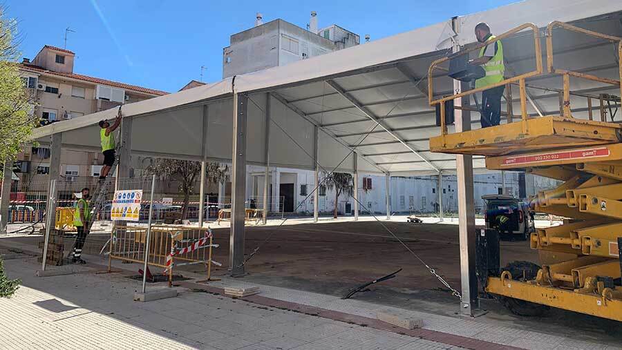 El Ayuntamiento ordena los aparcamientos del mercado temporal de San Sebastián, que empieza a tomar forma
