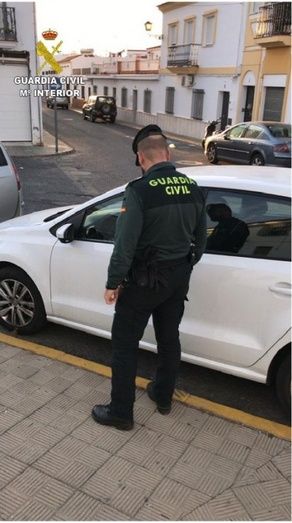 Tres detenidos y cinco investigados por varios robos en vehículos y un establecimiento de Cartaya