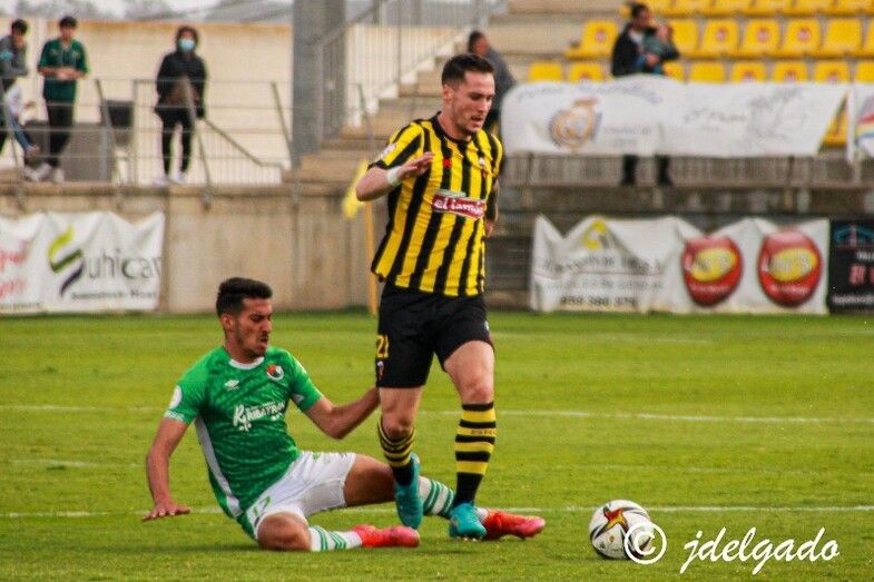 El San Roque tumba al gallito Cacereño y sueña con algo más que la salvación (2-0)