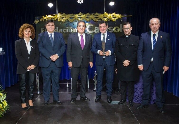 La Fundación Cajasol entrega su III Premio Gota a Gota de Pasión a Eduardo J. Sugrañes