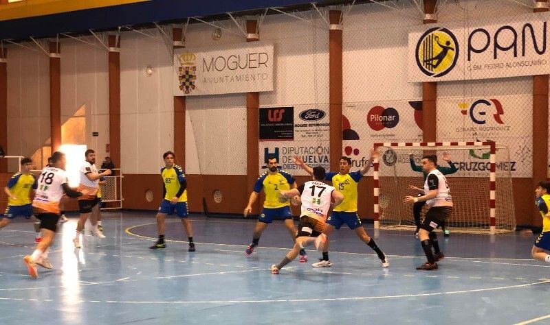Los últimos minutos condenan al PAN Moguer ante el Jaén (26-27)