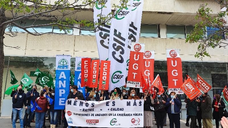 Nueva concentración de protesta ante la Delegación de Educación