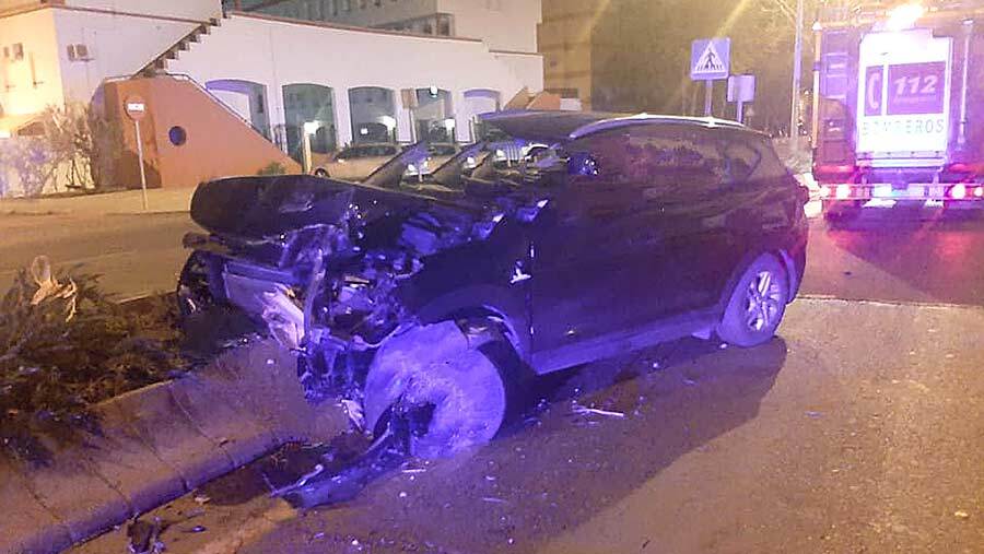 Estrella un todoterreno contra la mediana a la entrada de Ayamonte tras chocar contra un árbol