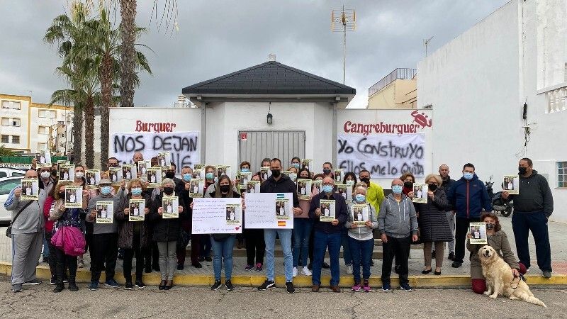 Exigen al alcalde de Aljaraque que no desahucie este miércoles una hamburguesería que es el medio de vida de una familia