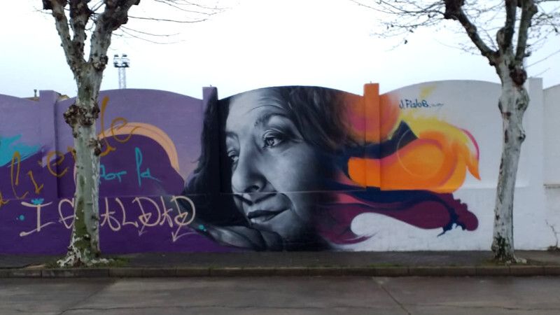 Atentan en Valverde contra el mural de Almudena Grandes en el Día de la Mujer