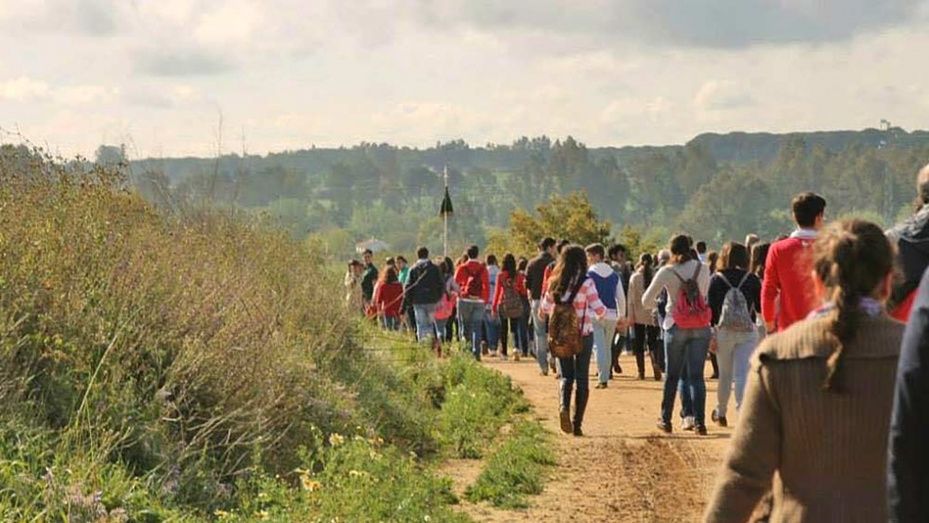 La peregrinación de jóvenes rocieros regresa con cerca de mil participantes