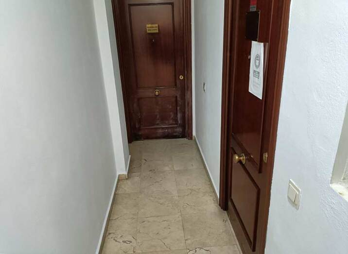 Abandonan un bebé recién nacido en un portal del centro de la capital