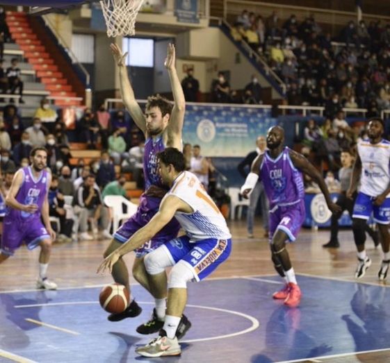 El Ciudad de Huelva reina en la capital tras un final de infarto con el Huelva Comercio (72-71)