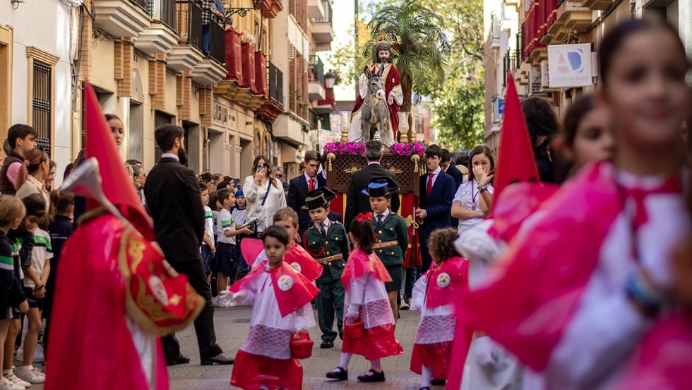 La cantera cofrade toma las calles de Huelva en este Viernes de Dolores