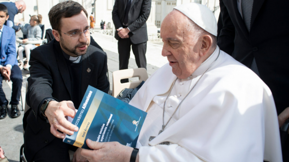 Francisco J. Real le presenta al Papa su tesis sobre redes y cibermoral