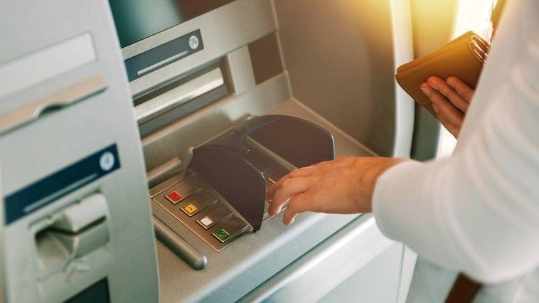 El Banco de España avisa: ¿qué tienes que hacer si la tarjeta de crédito se queda atrapada en el cajero?