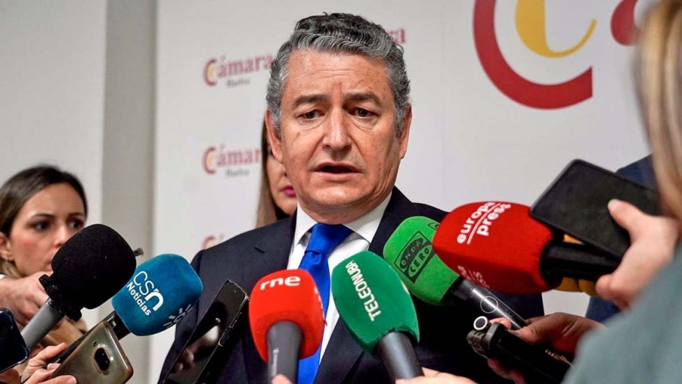Sanz lamenta el 'acoso' que 'algunos están haciendo' a la presidenta del Puerto  de Huelva