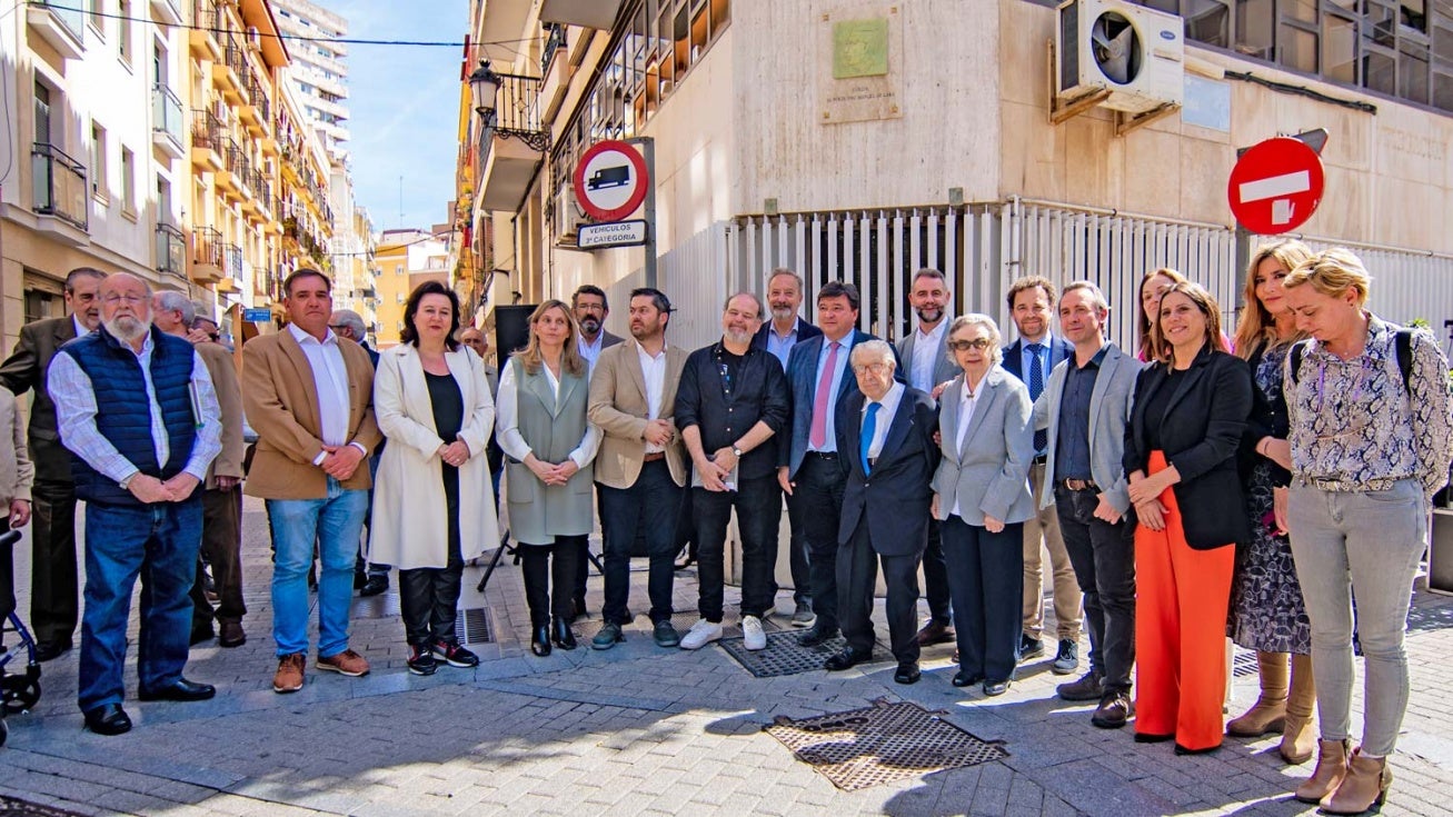 Un relieve junto a la plaza Niña homenajea desde hoy al poeta José Manuel de Lara