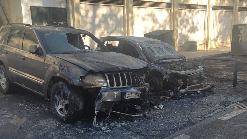Arden de madrugada varios coches en La Hispanidad