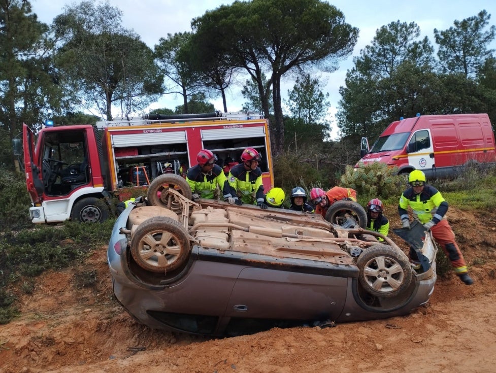 Herido un hombre tras volcar con su coche en un camino de Moguer