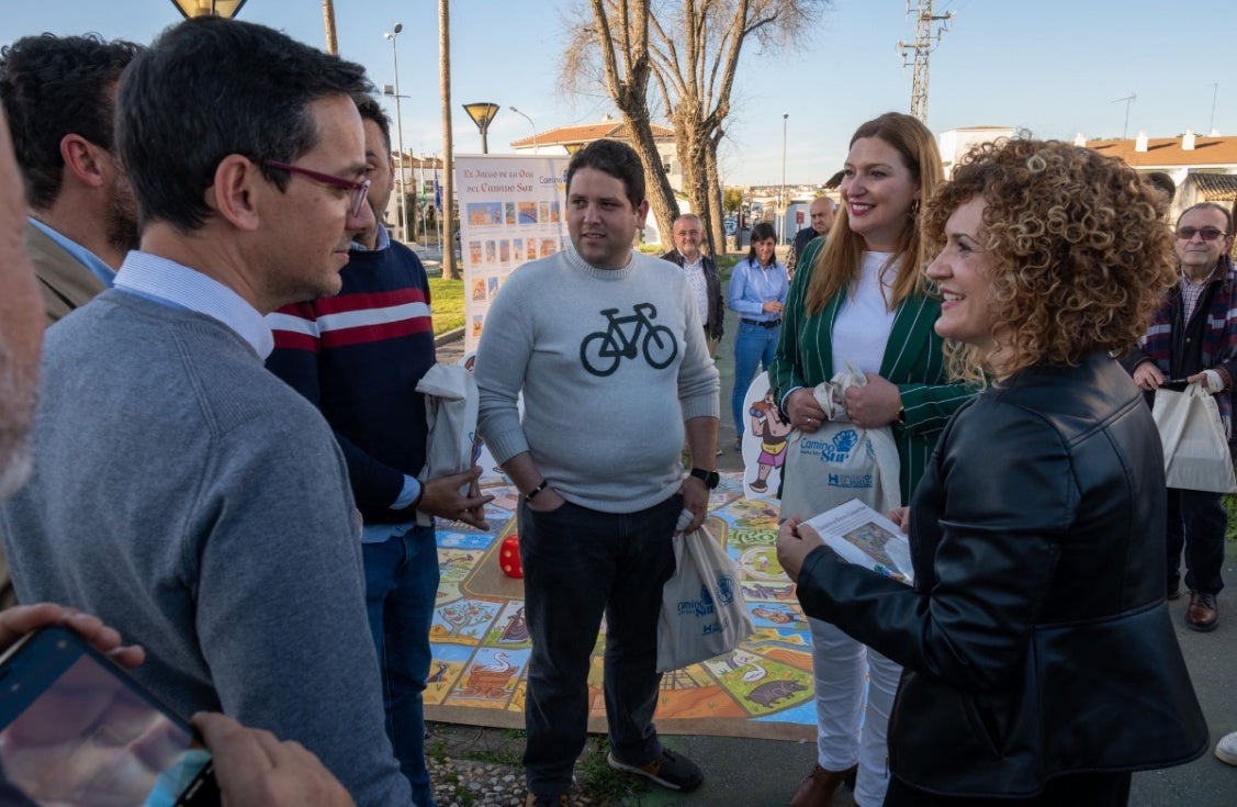 Los municipios del Camino Jacobeo Sur estrenan 'bancos peregrinos' y azulejos indicativos de las etapas
