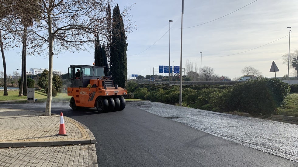 El plan de asfaltado llega esta semana a la barriada de La Hispanidad, con calles en las que no se podrá aparcar