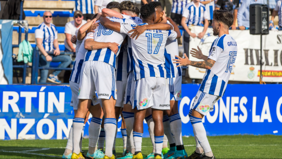 Rubén Serrano vio la quinta tarjeta y Pablo Caballero abre brecha como pichichi del Recre
