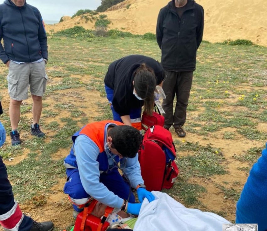 Un hombre acaba hospitalizado tras un accidente de parapente en Matalascañas