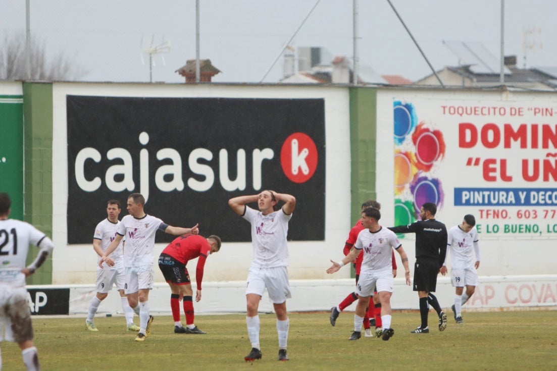 El Ayamonte gana y manda al Cartaya al descenso (1-3)