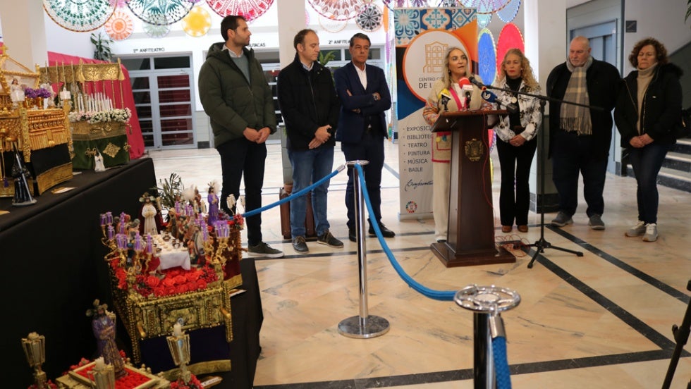 Los pasos de Semana Santa en miniatura de Manolo Camacho, en Cartaya