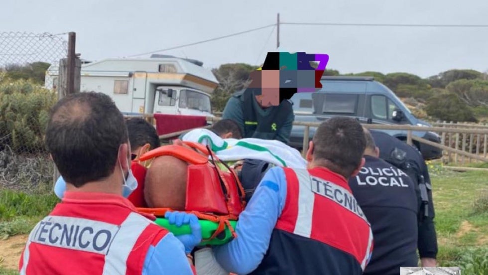 Un hombre acaba hospitalizado tras un accidente de parapente en Matalascañas