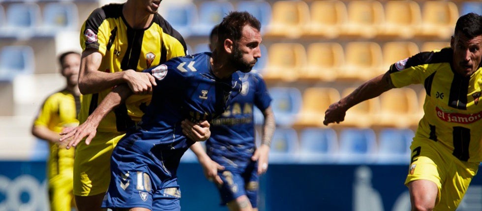Un serio San Roque de Lepe araña otro punto hacia la salvación ante el temible UCAM Murcia (1-1)