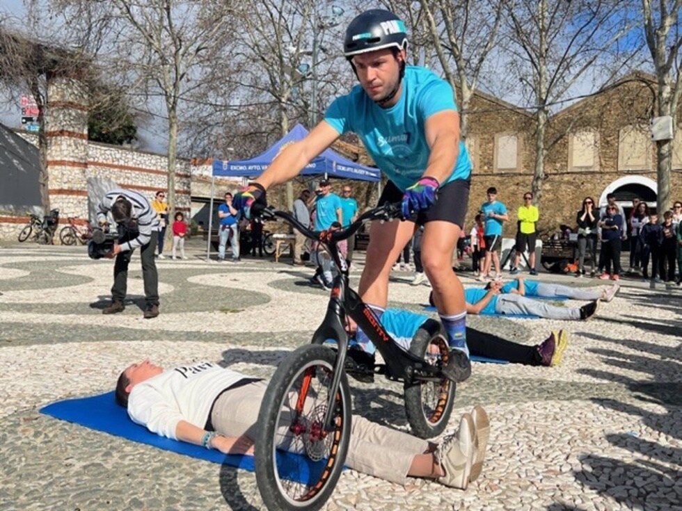 Pablo Adame bate el récord mundial saltando con su bicicleta a 1.500 personas en una hora en Valverde del Camino