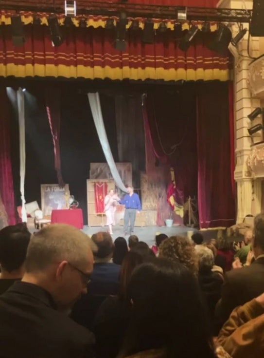 Huelva le canta 'Cumpleaños feliz' a la actriz María Adánez en directo